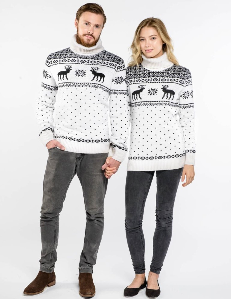 Мужской и женский свитеры с оленями - фото2