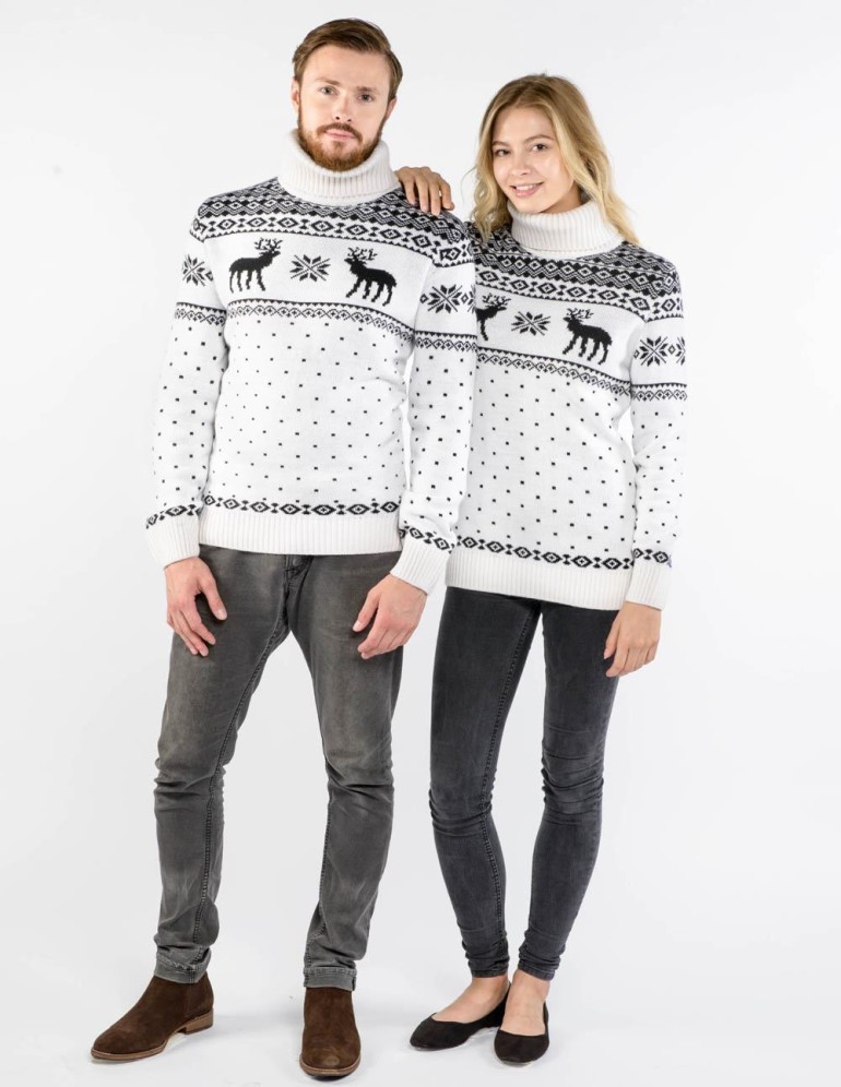 Мужской и женский свитеры с оленями - фото3
