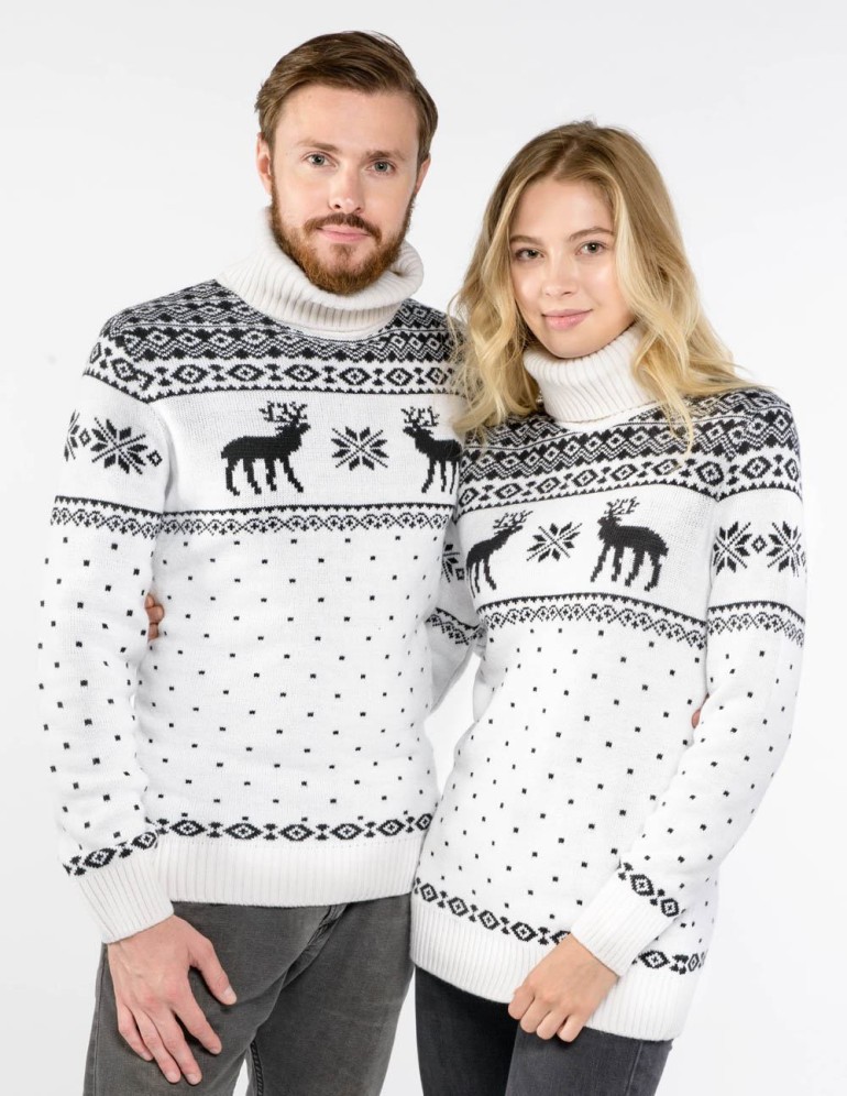 Мужской и женский свитеры с оленями - фото4