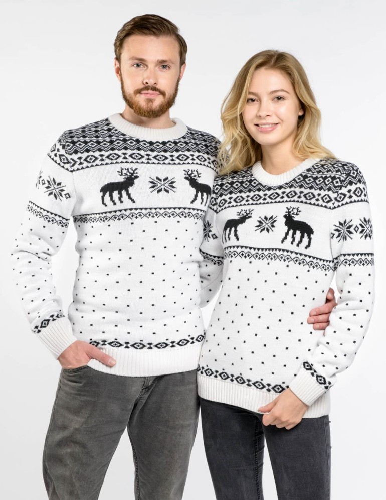 Мужской и женский свитеры с оленями - фото1