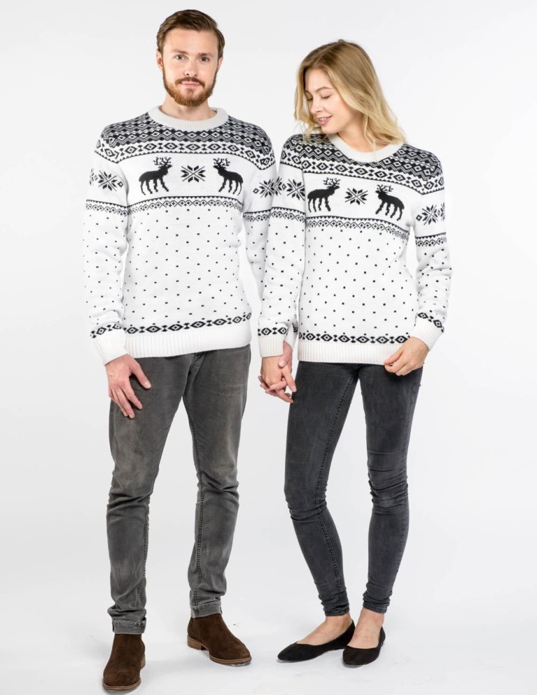 Мужской и женский свитеры с оленями - фото2