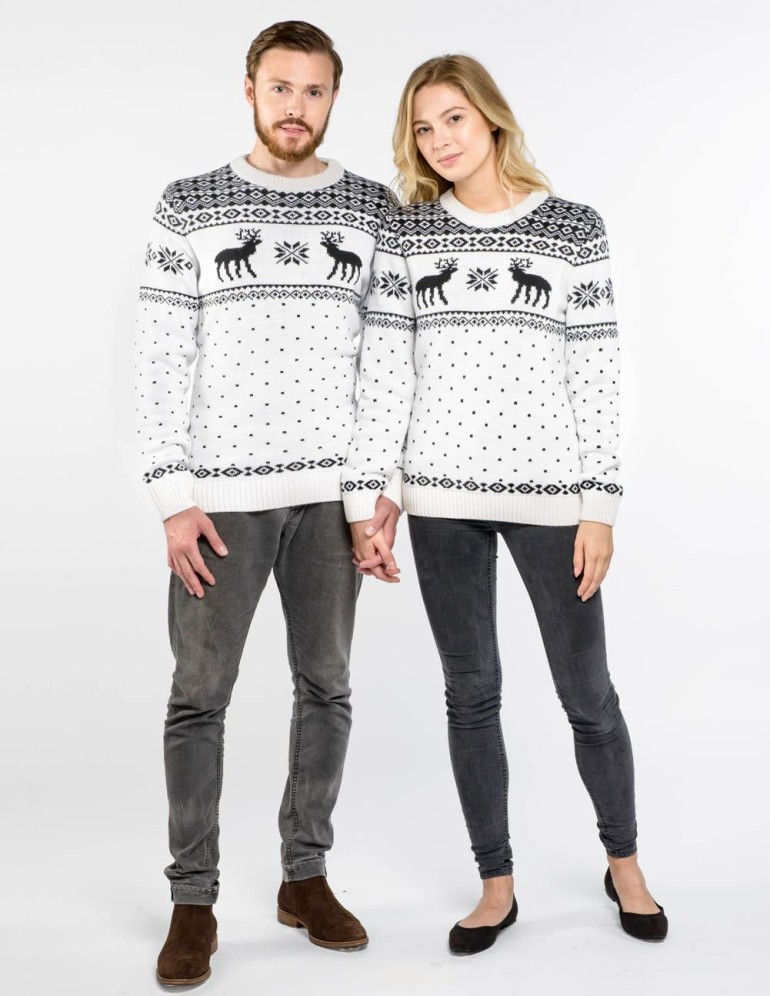 Мужской и женский свитеры с оленями - фото3
