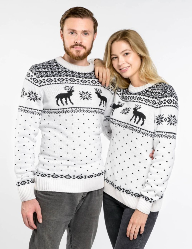 Мужской и женский свитеры с оленями - фото4