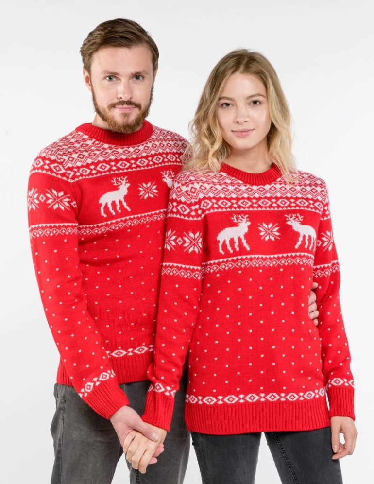 Мужской и женский свитеры с оленями - фото1