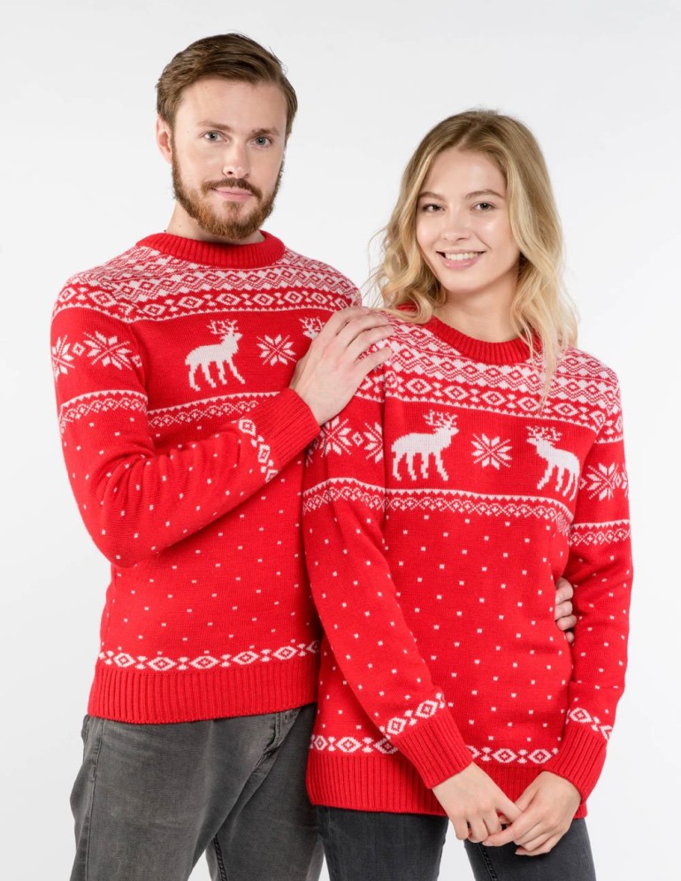 Мужской и женский свитеры с оленями - фото2