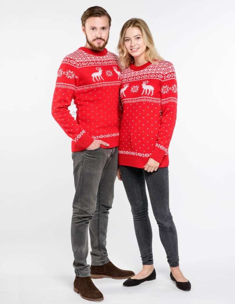 Мужской и женский свитеры с оленями - фото4
