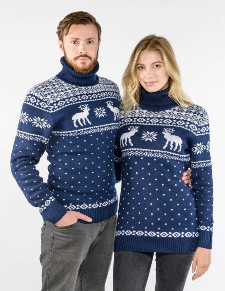 Мужской и женский свитеры с оленями - фото1