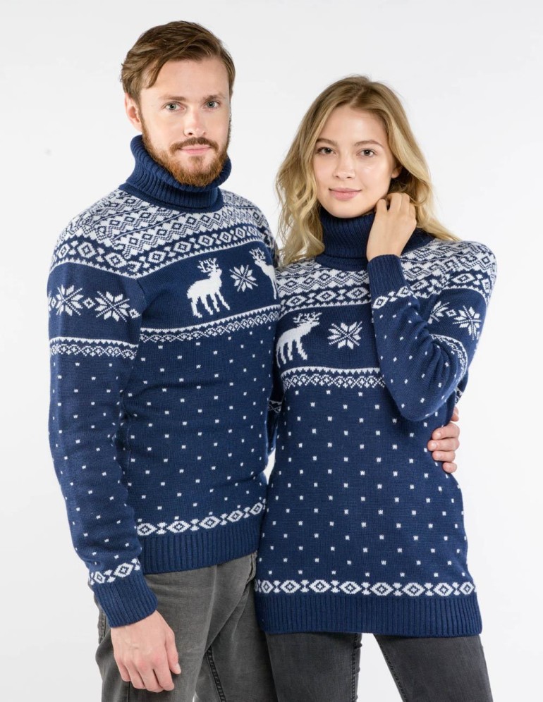 Мужской и женский свитеры с оленями - фото2