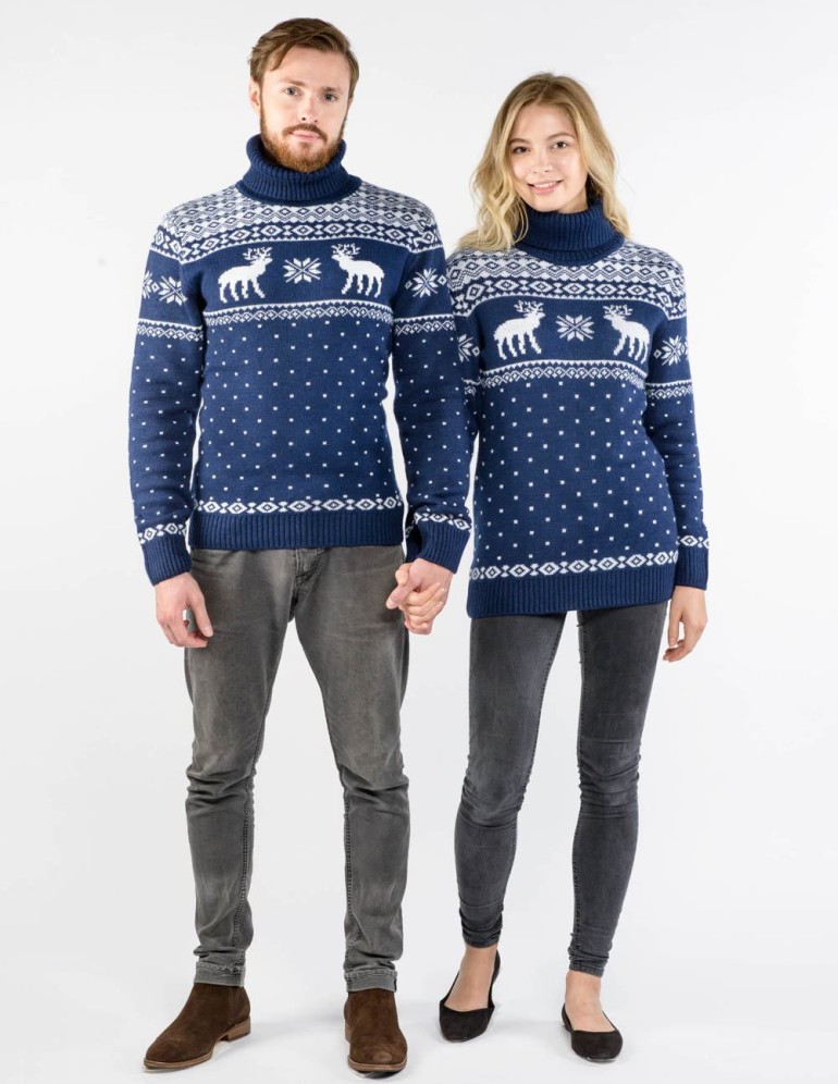 Мужской и женский свитеры с оленями - фото3