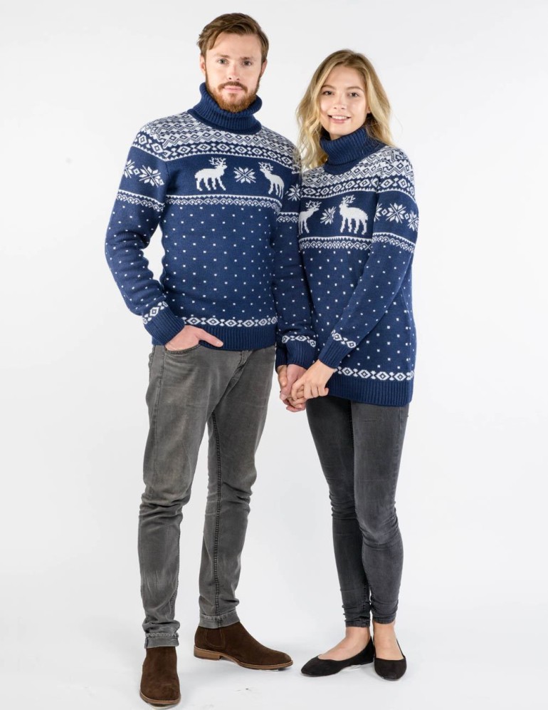 Мужской и женский свитеры с оленями - фото4