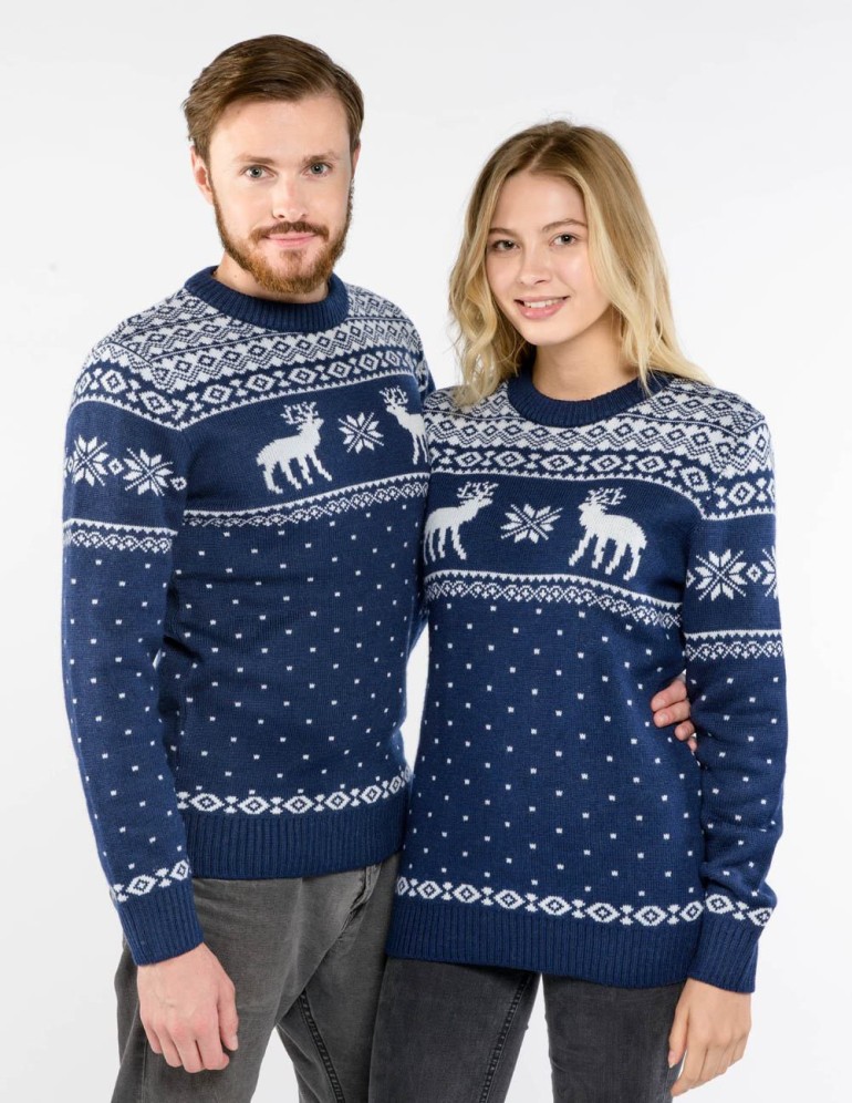 Мужской и женский свитеры с оленями - фото2