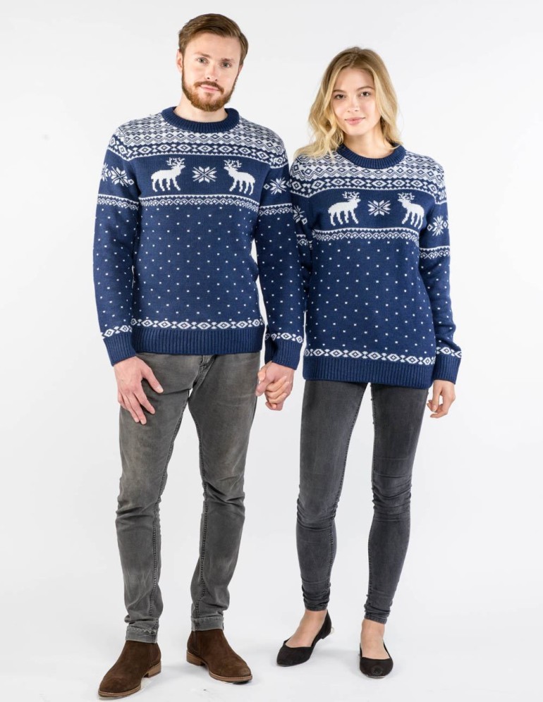 Мужской и женский свитеры с оленями - фото3