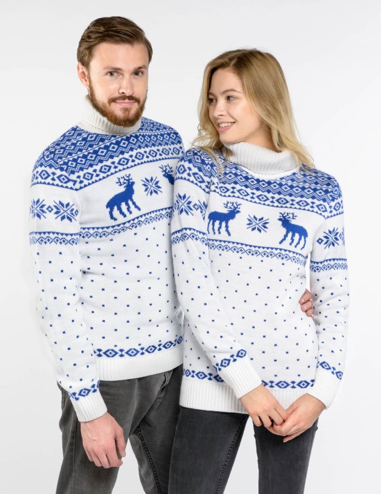 Мужской и женский свитеры с оленями - фото2