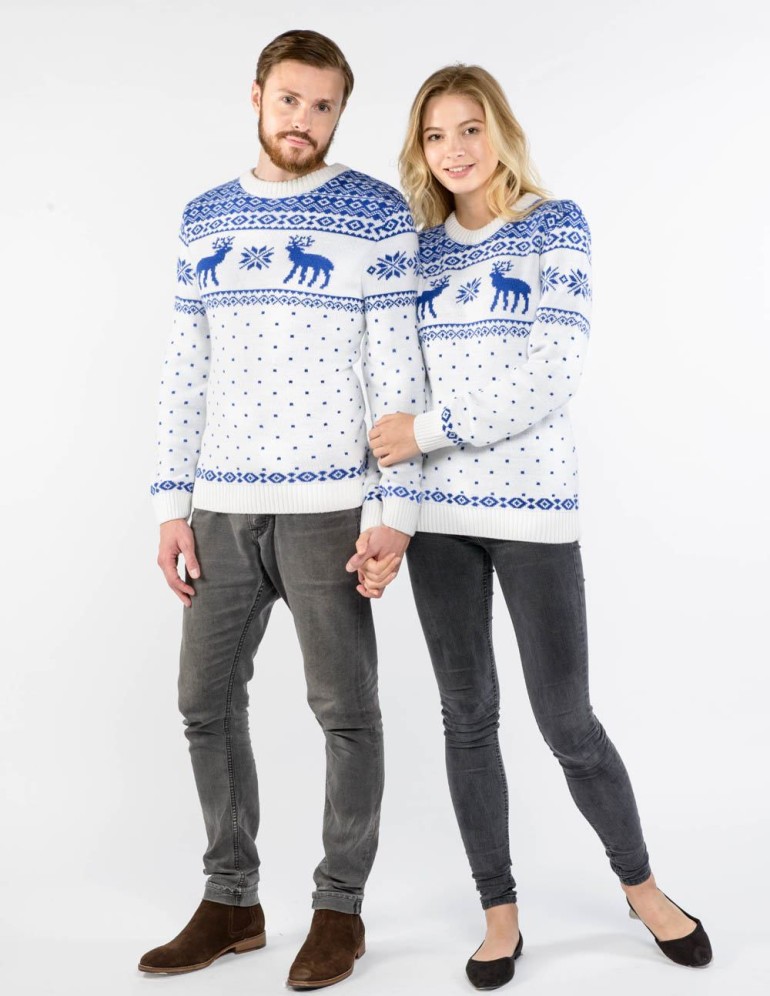 Мужской и женский свитеры с оленями - фото3