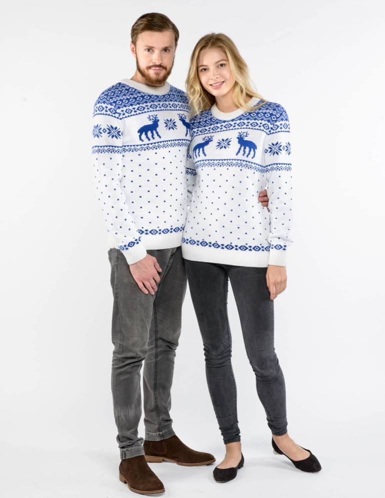 Мужской и женский свитеры с оленями - фото4