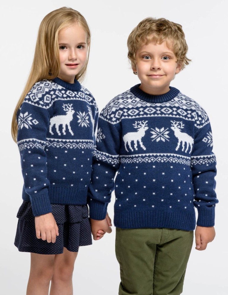 Детские парные свитеры с оленями - фото2