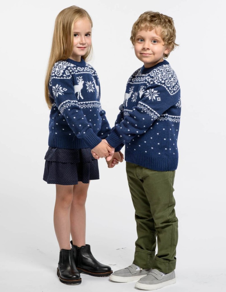 Детские парные свитеры с оленями - фото4