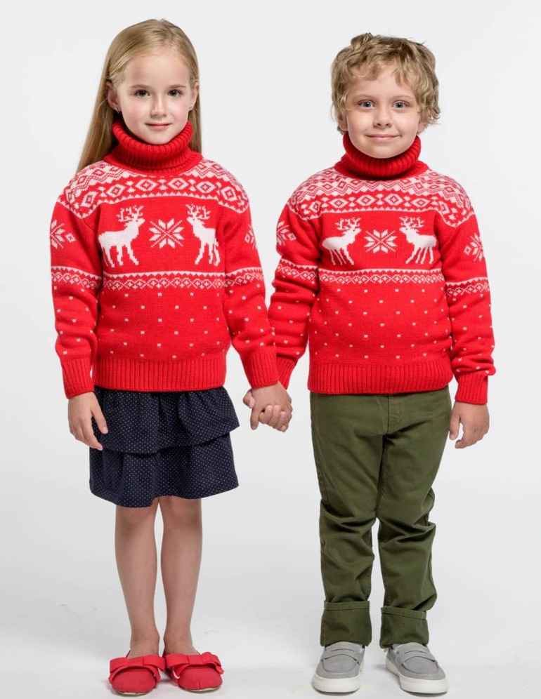 Детские парные свитеры с оленями - фото3
