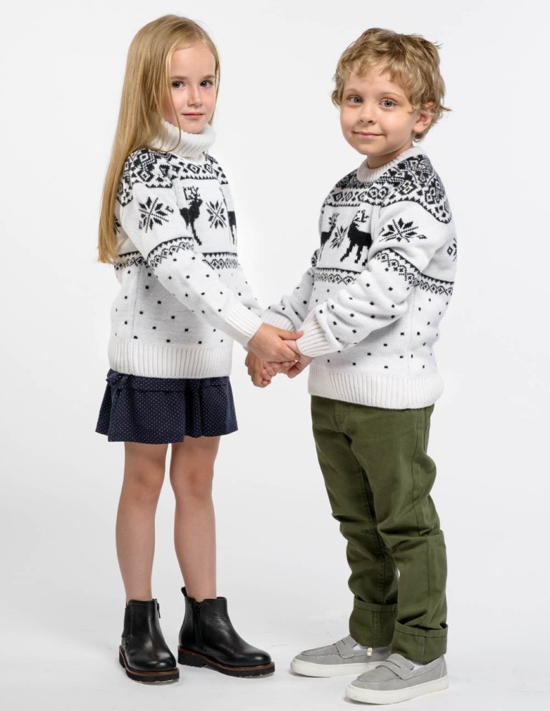 Детские парные свитеры с оленями - фото3