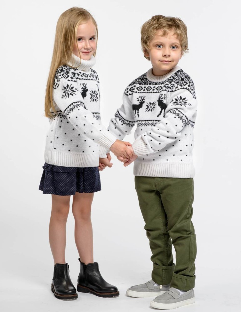Детские парные свитеры с оленями - фото4