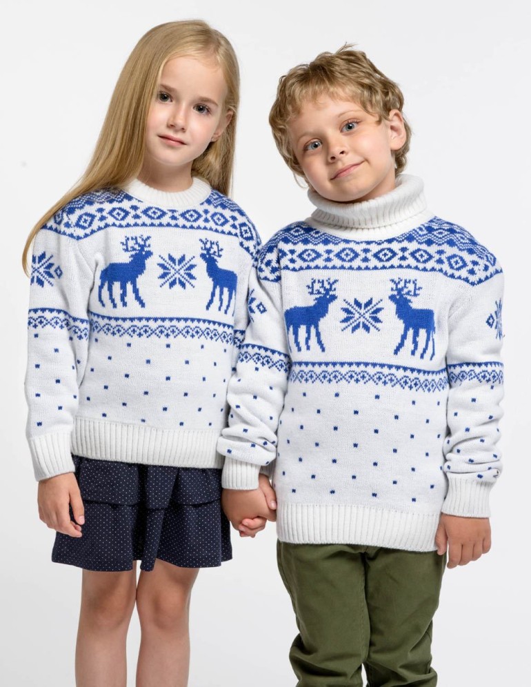 Детские парные свитеры с оленями - фото1