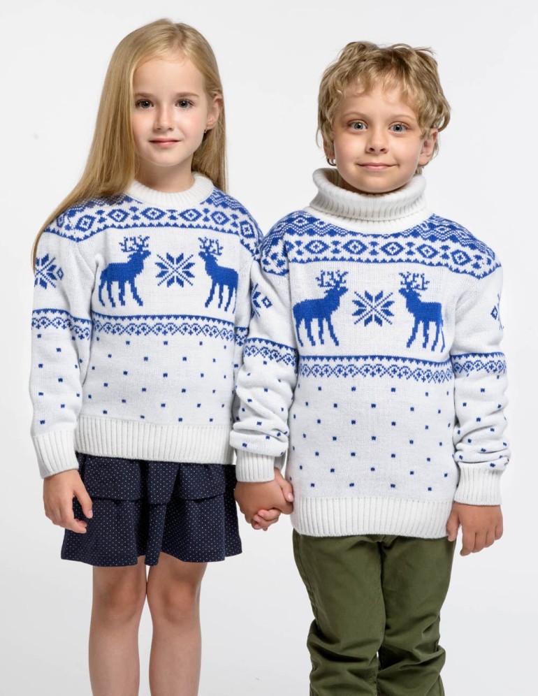 Детские парные свитеры с оленями - фото2
