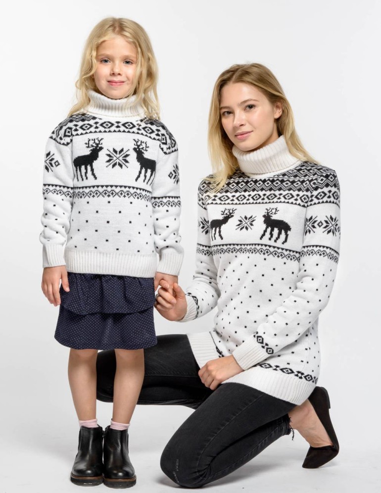 Свитеры с оленями для мамы и дочки - фото1