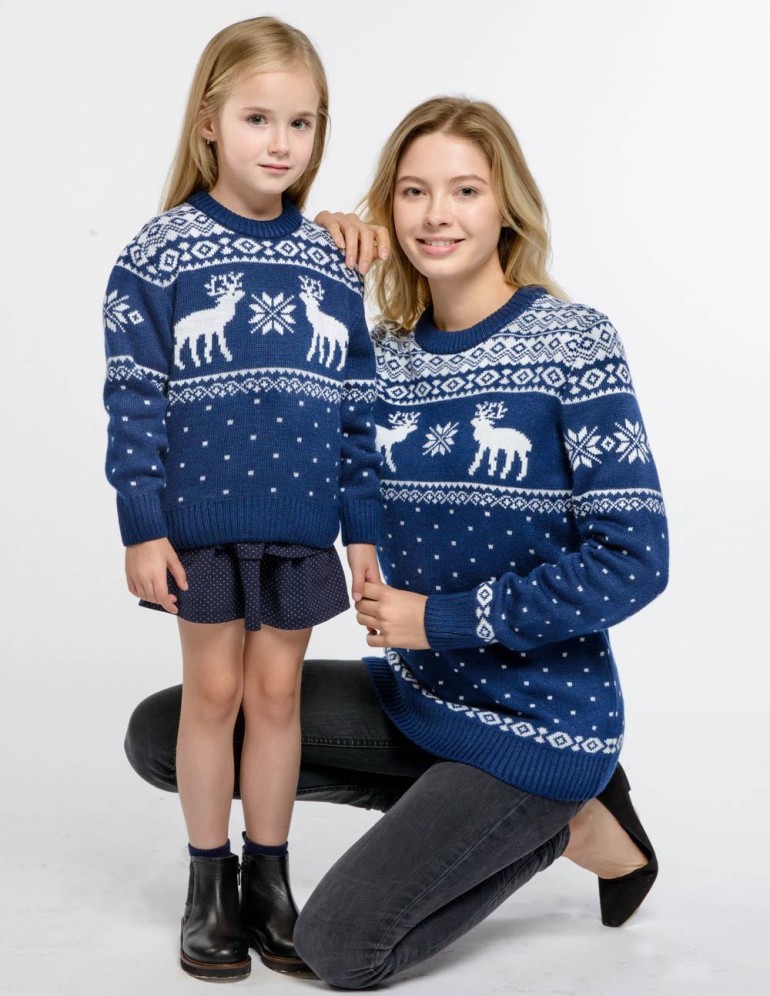 Свитеры с оленями для мамы и дочки - фото1