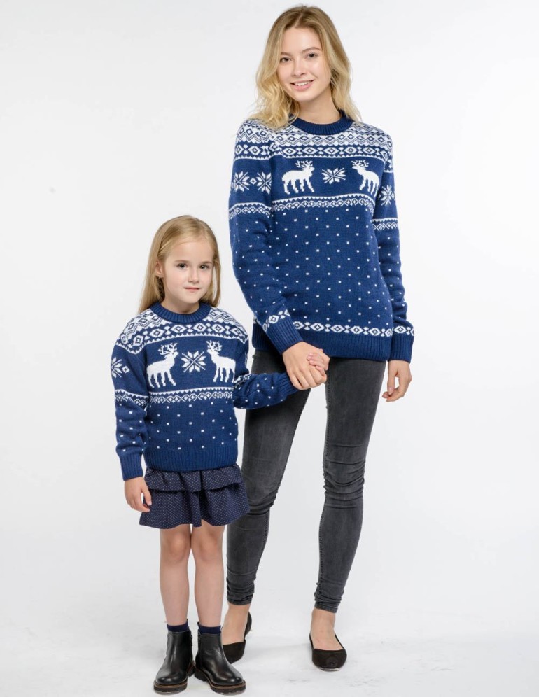 Свитеры с оленями для мамы и дочки - фото4