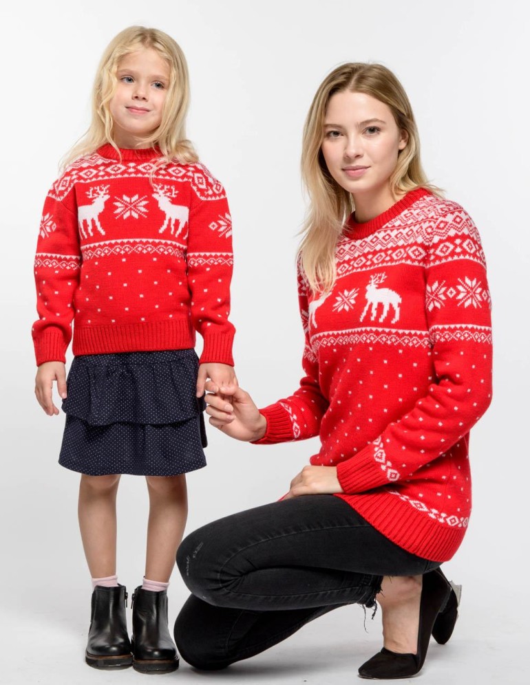 Свитеры с оленями для мамы и дочки - фото2