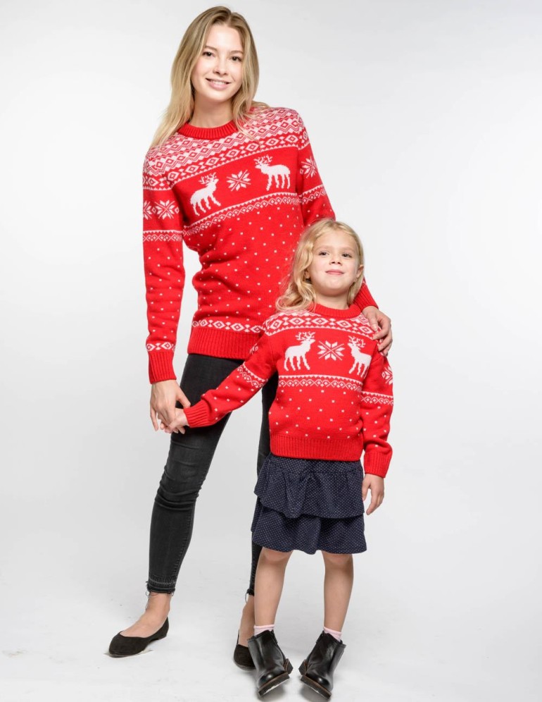 Свитеры с оленями для мамы и дочки - фото4