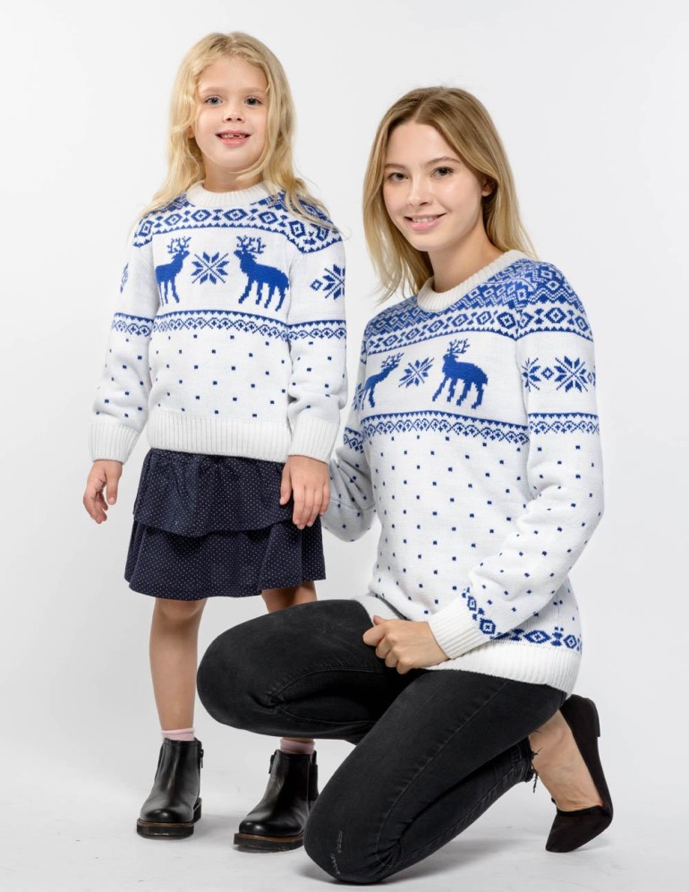 Свитеры с оленями для мамы и дочки - фото1
