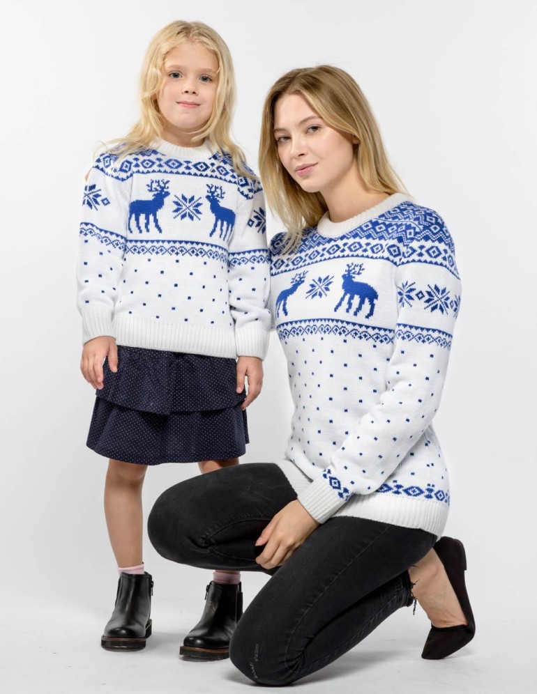 Свитеры с оленями для мамы и дочки - фото2