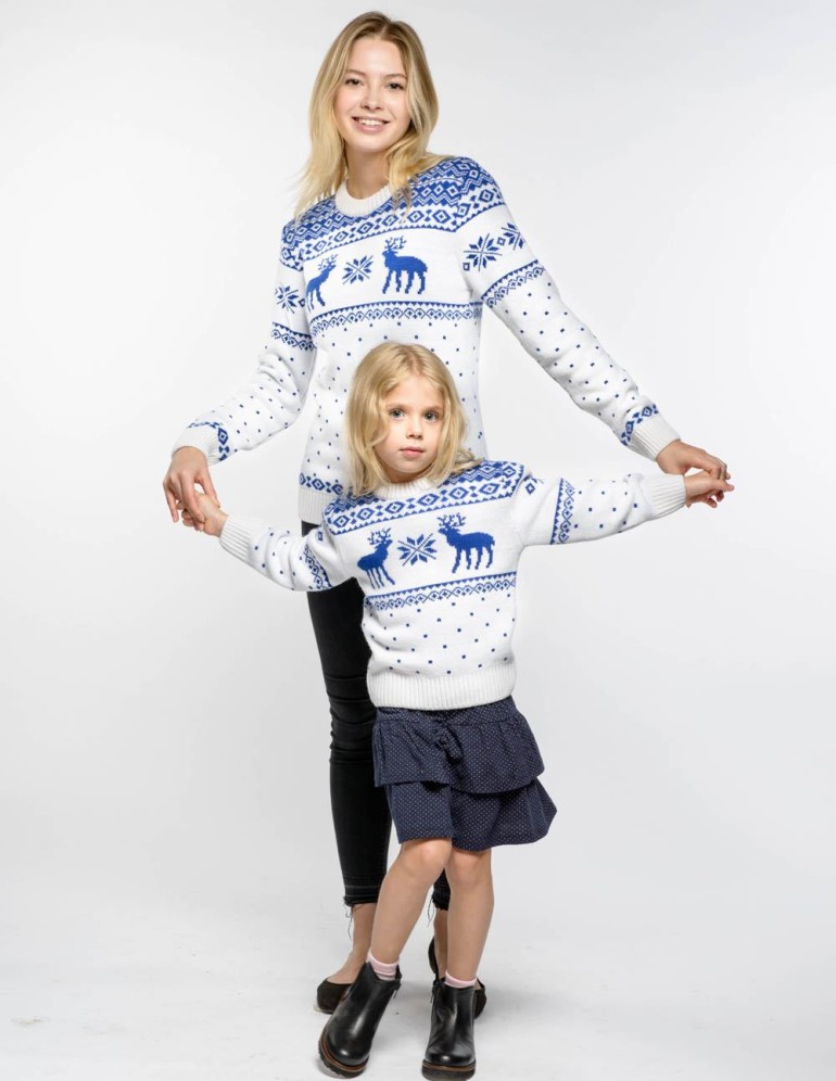 Свитеры с оленями для мамы и дочки - фото4