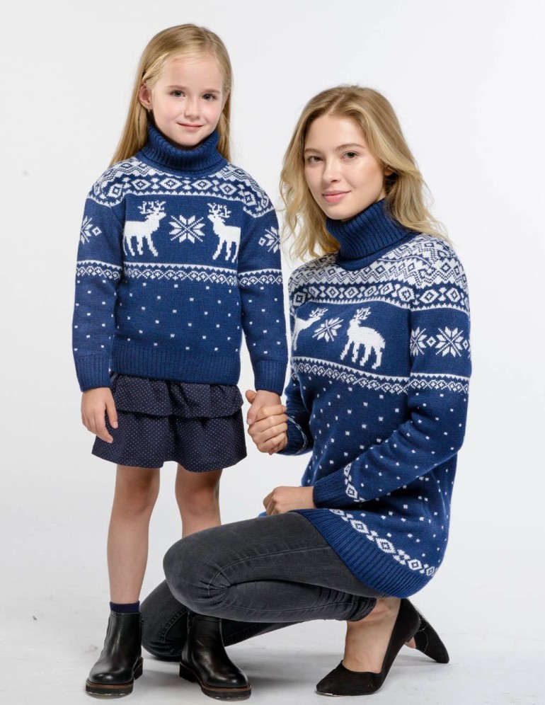Свитеры с оленями для мамы и дочки - фото2
