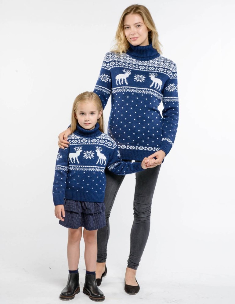 Свитеры с оленями для мамы и дочки - фото4