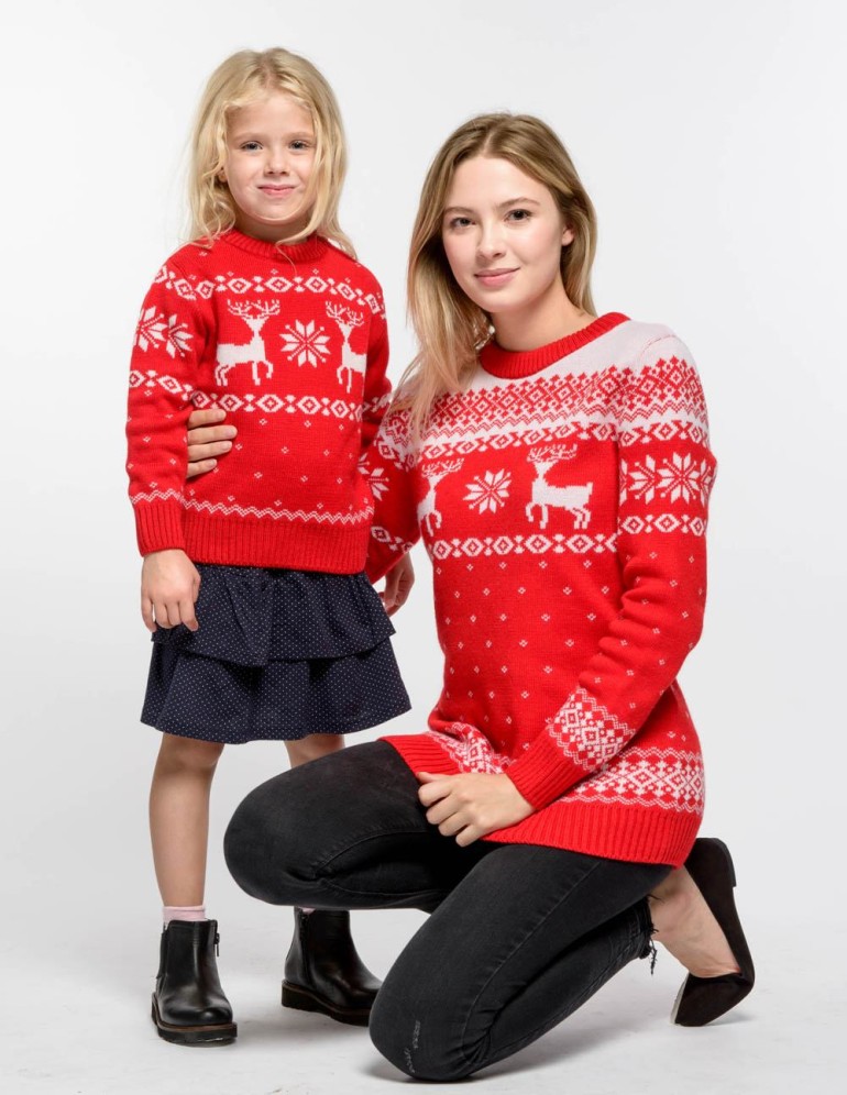 Свитеры с оленями для мамы и дочки - фото1