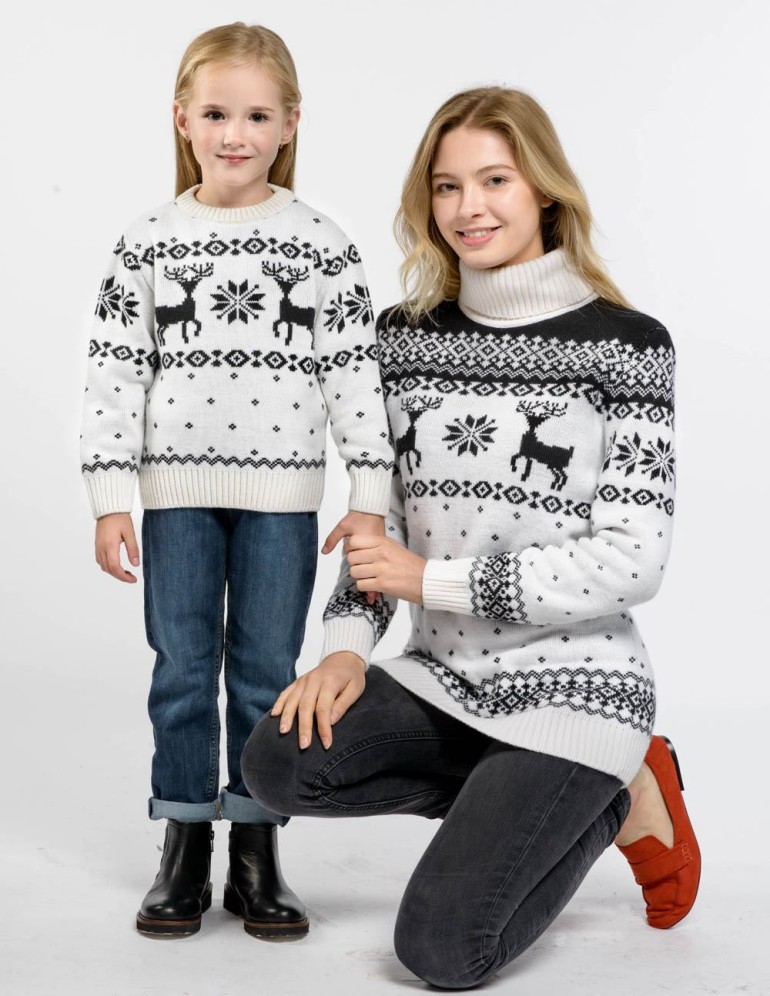 Свитеры с оленями для мамы и дочки - фото1