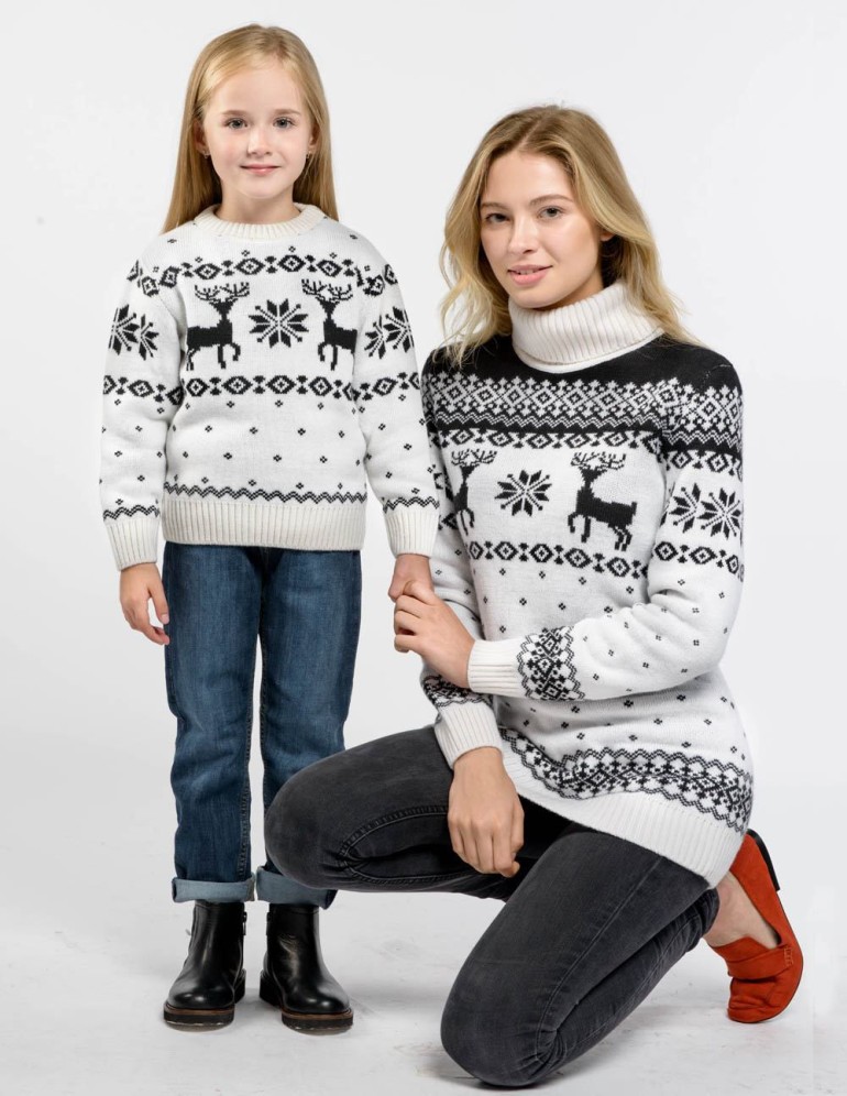 Свитеры с оленями для мамы и дочки - фото2