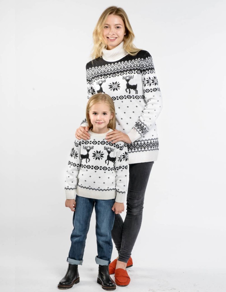 Свитеры с оленями для мамы и дочки - фото4