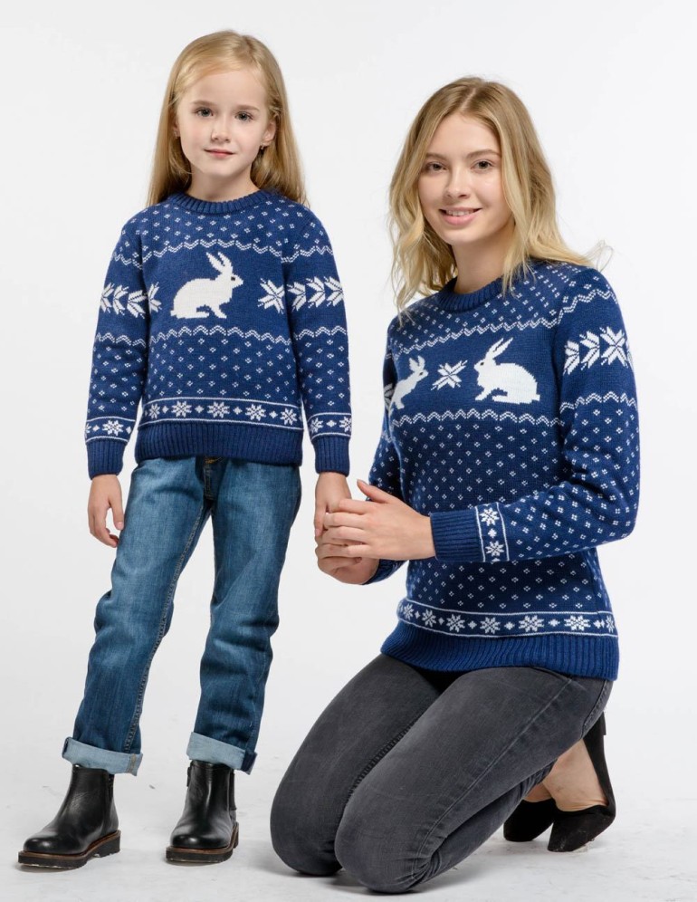 Свитеры с зайцами для мамы и дочки - фото1