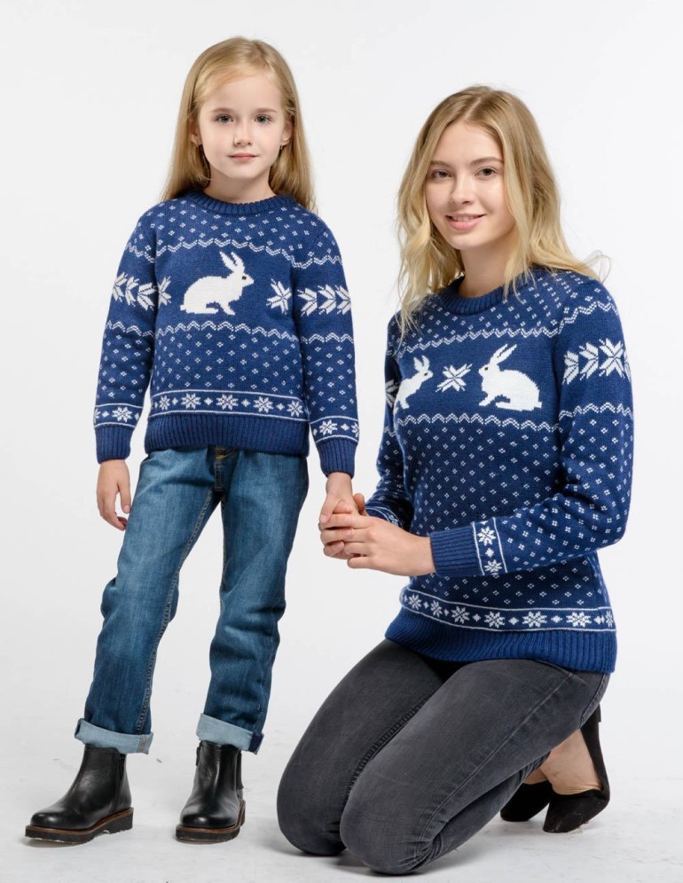 Свитеры с зайцами для мамы и дочки - фото2