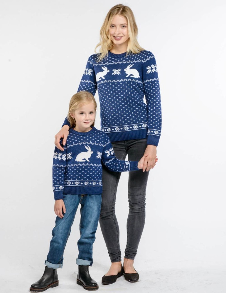 Свитеры с зайцами для мамы и дочки - фото3