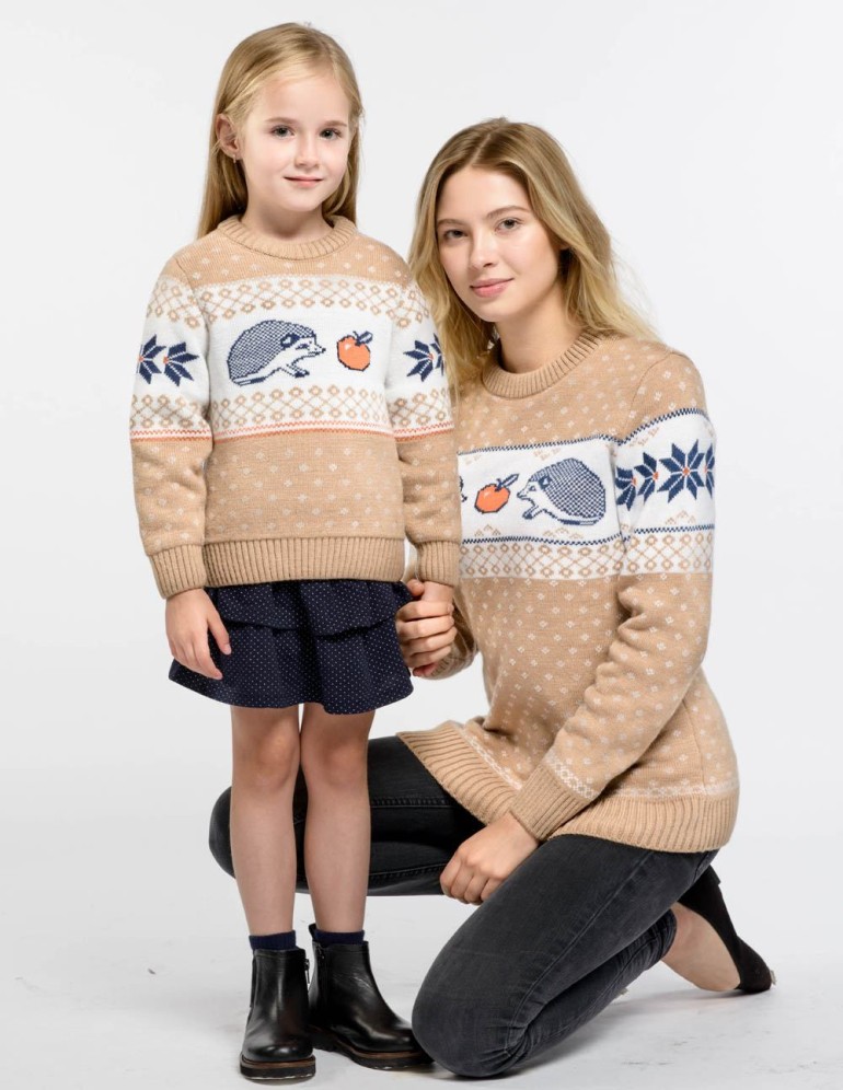 Свитеры с ежами для мамы и дочки - фото1