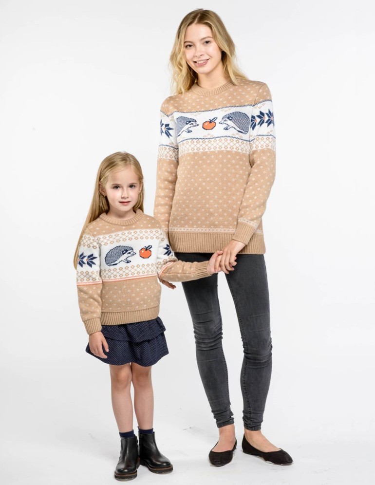 Свитеры с ежами для мамы и дочки - фото3