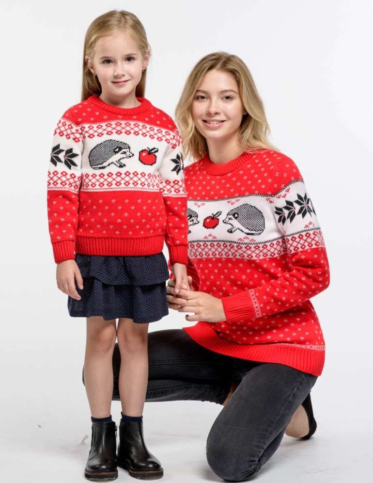 Свитеры с ежами для мамы и дочки - фото1