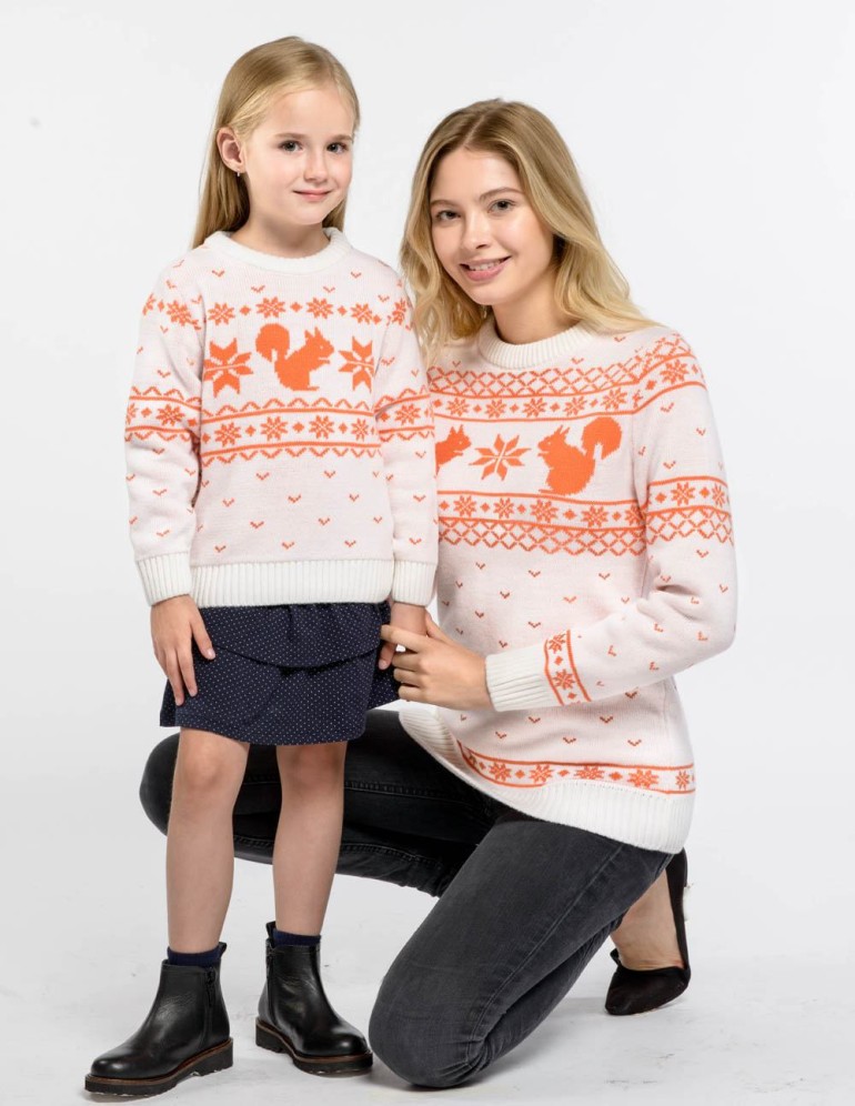 Свитеры с белками для мамы и дочки - фото2