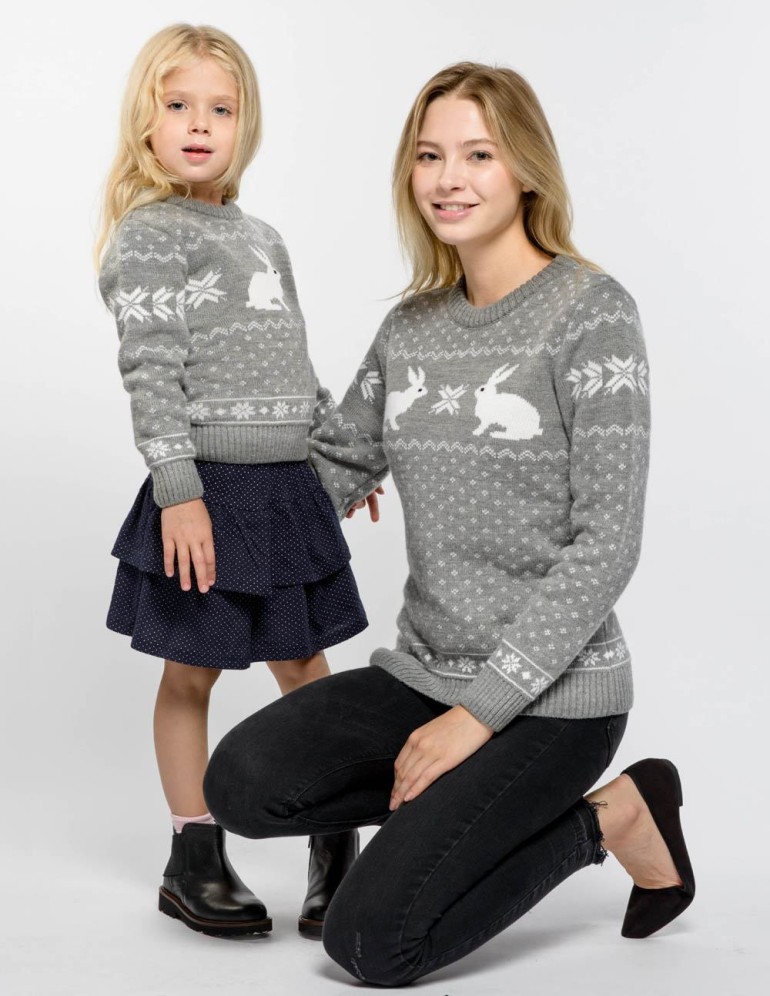 Свитеры с зайцами для мамы и дочки - фото1