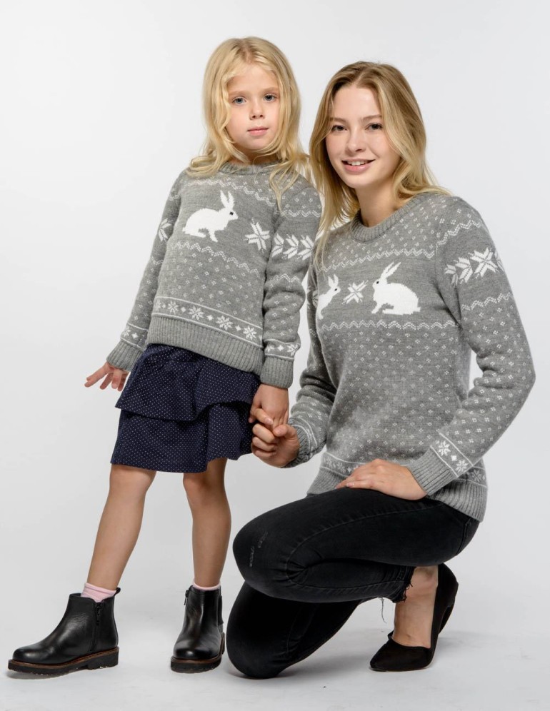 Свитеры с зайцами для мамы и дочки - фото2