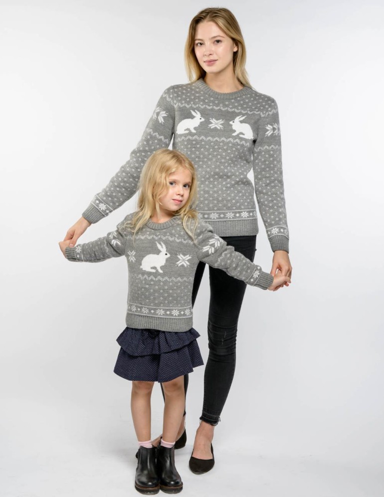 Свитеры с зайцами для мамы и дочки - фото3